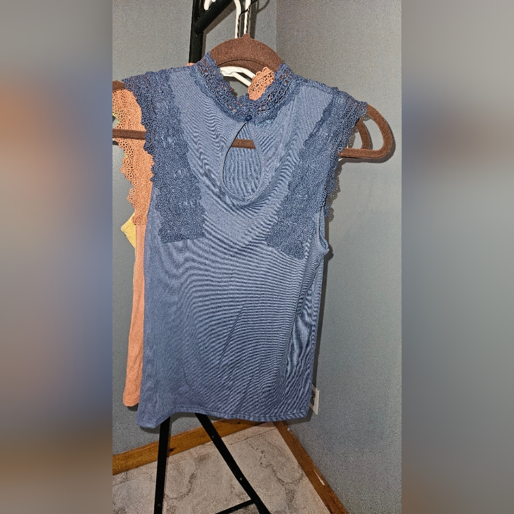 Contrast Lace Tank Top w/ Keyhole Back - Picture 2 of 4